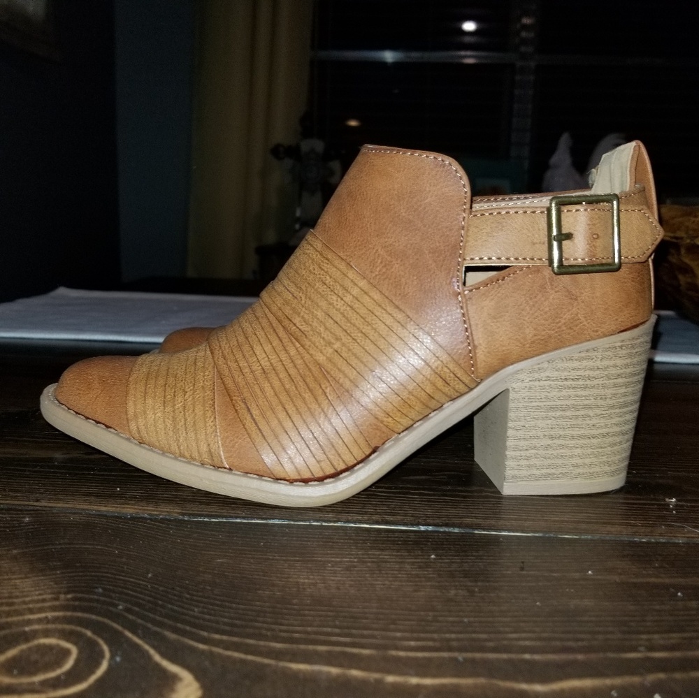 Shoes - Picture 3 of 4
